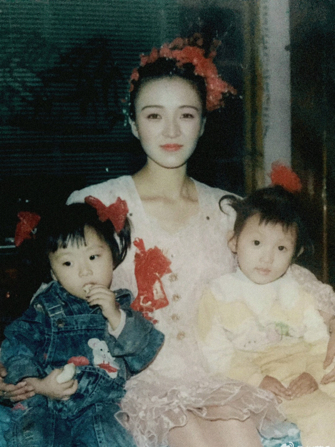 美照驚艷256萬人！她曬出「媽媽復古婚紗照」爆紅全網　媽媽50歲近照「不科學凍齡美貌」根本女兒閨蜜