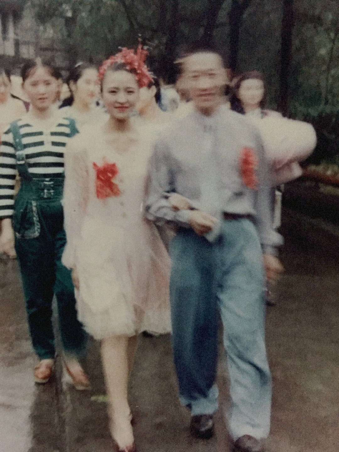 美照驚艷256萬人！她曬出「媽媽復古婚紗照」爆紅全網　媽媽50歲近照「不科學凍齡美貌」根本女兒閨蜜