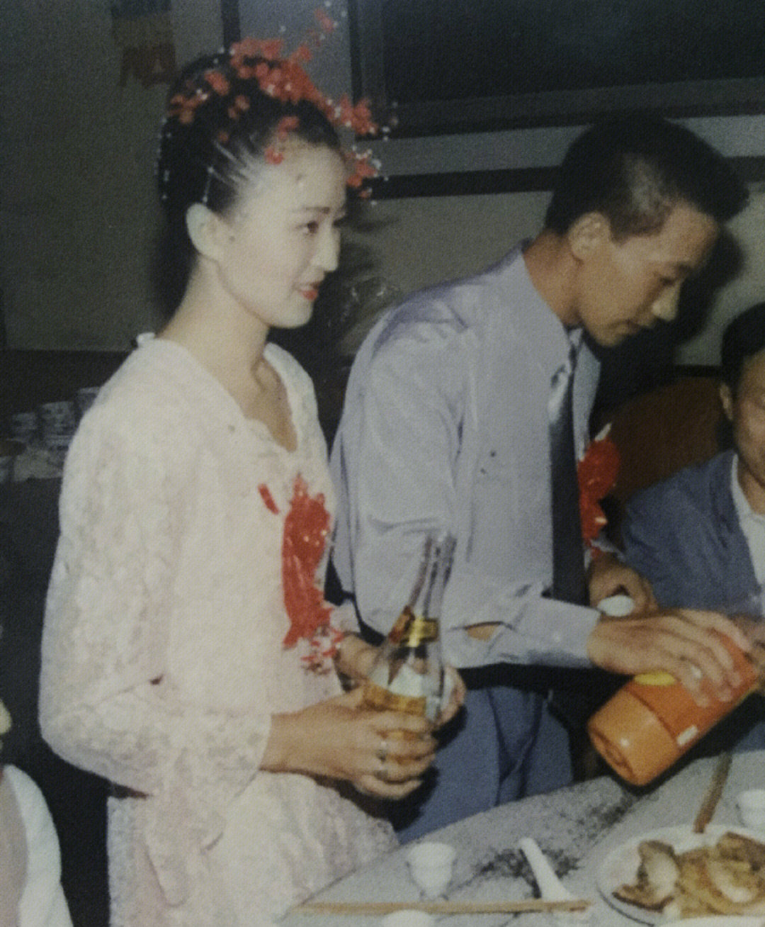 美照驚艷256萬人！她曬出「媽媽復古婚紗照」爆紅全網　媽媽50歲近照「不科學凍齡美貌」根本女兒閨蜜