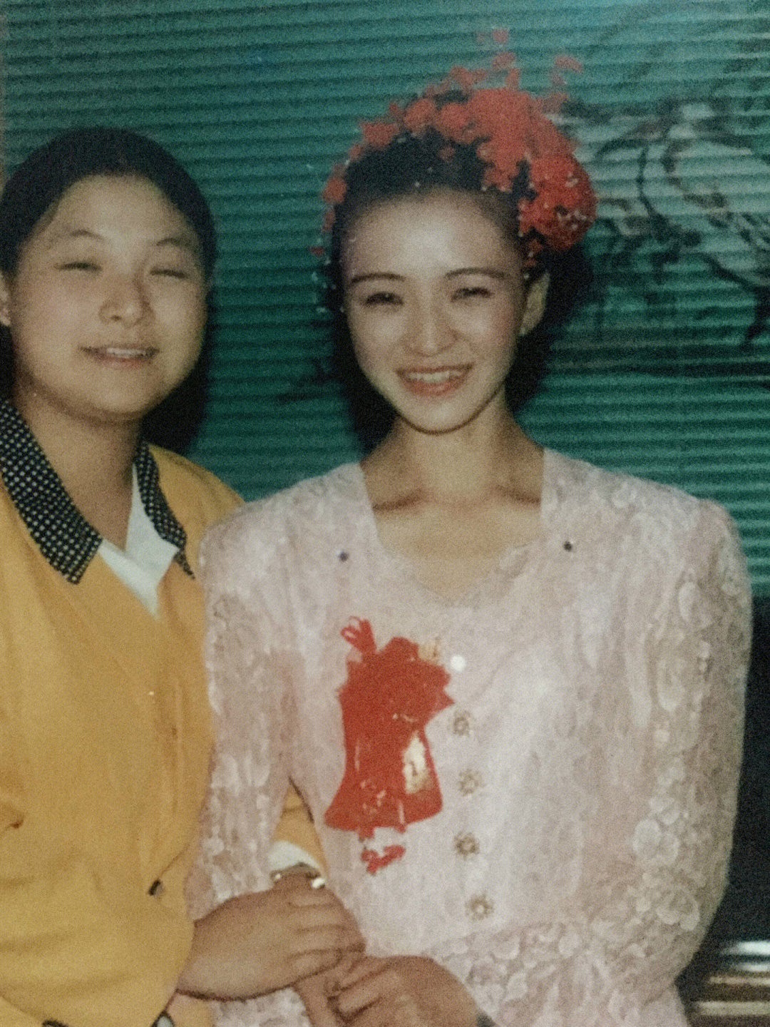 美照驚艷256萬人！她曬出「媽媽復古婚紗照」爆紅全網　媽媽50歲近照「不科學凍齡美貌」根本女兒閨蜜
