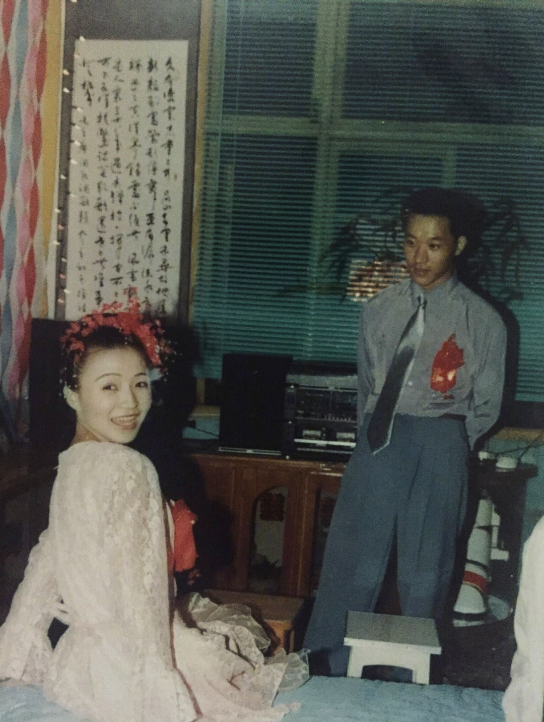 美照驚艷256萬人！她曬出「媽媽復古婚紗照」爆紅全網　媽媽50歲近照「不科學凍齡美貌」根本女兒閨蜜