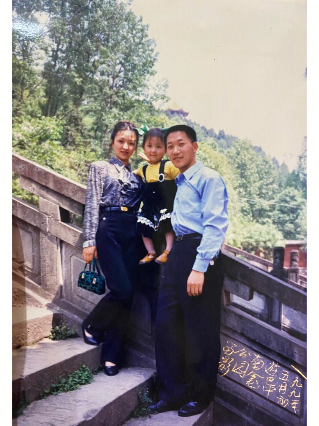 美照驚艷256萬人！她曬出「媽媽復古婚紗照」爆紅全網　媽媽50歲近照「不科學凍齡美貌」根本女兒閨蜜