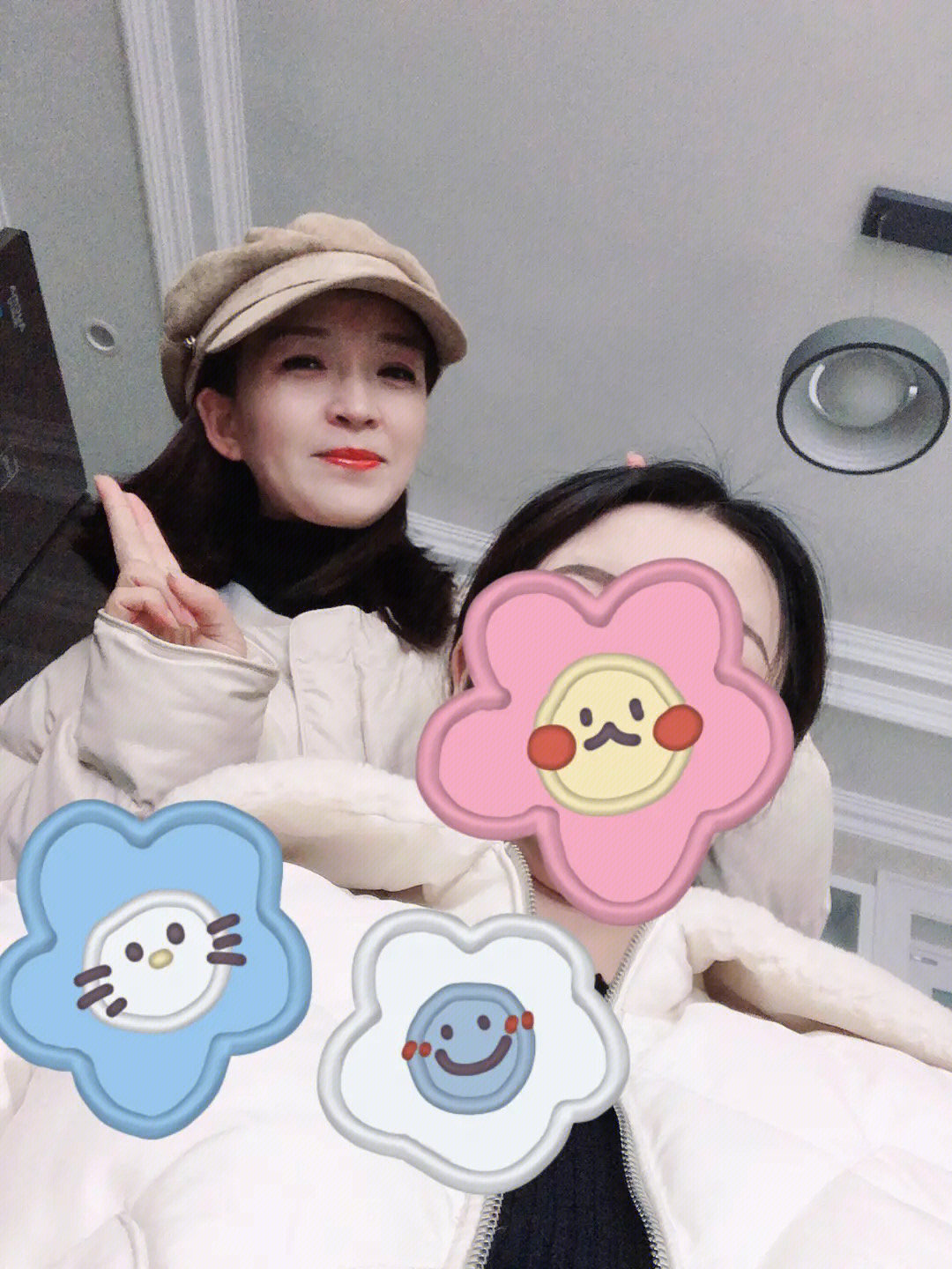 美照驚艷256萬人！她曬出「媽媽復古婚紗照」爆紅全網　媽媽50歲近照「不科學凍齡美貌」根本女兒閨蜜