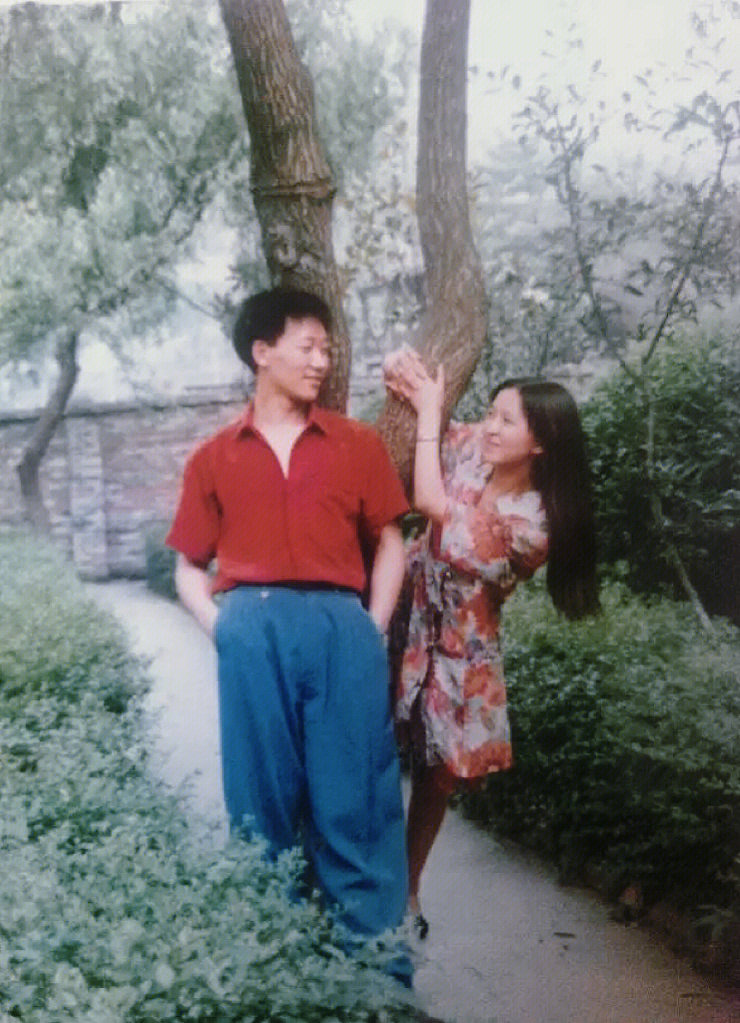 美照驚艷256萬人！她曬出「媽媽復古婚紗照」爆紅全網　媽媽50歲近照「不科學凍齡美貌」根本女兒閨蜜