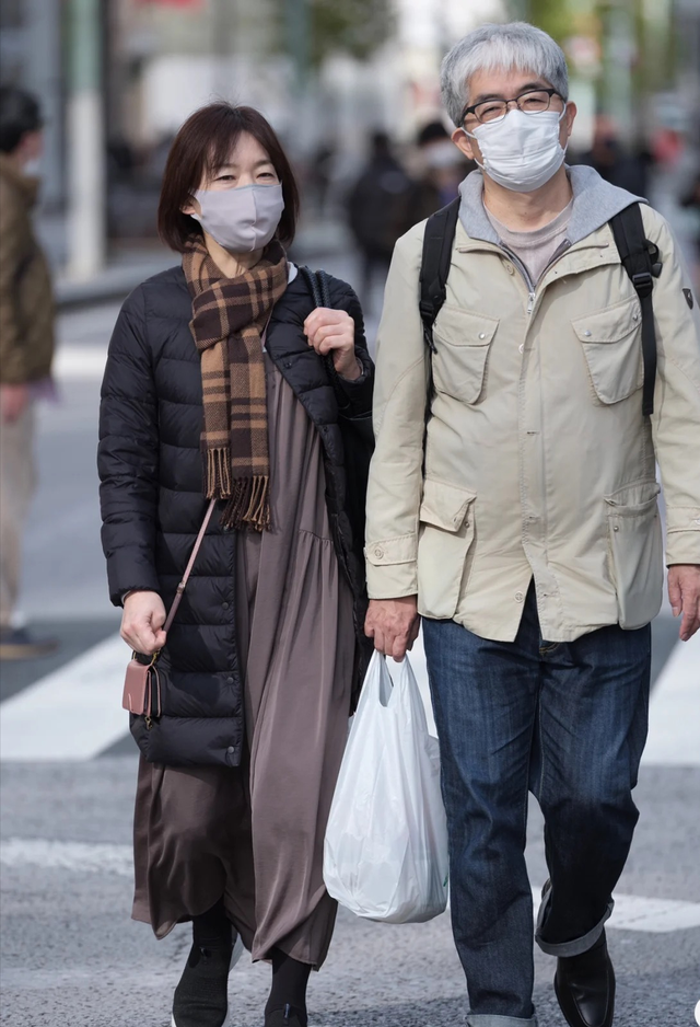 不穿大紅大綠！日本女人真會穿「配色簡單是關鍵」穿出層次感　「避開緊身衣」減齡又遮胖