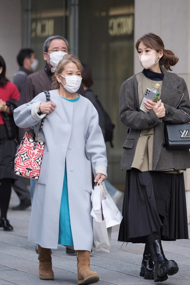 不穿大紅大綠！日本女人真會穿「配色簡單是關鍵」穿出層次感　「避開緊身衣」減齡又遮胖