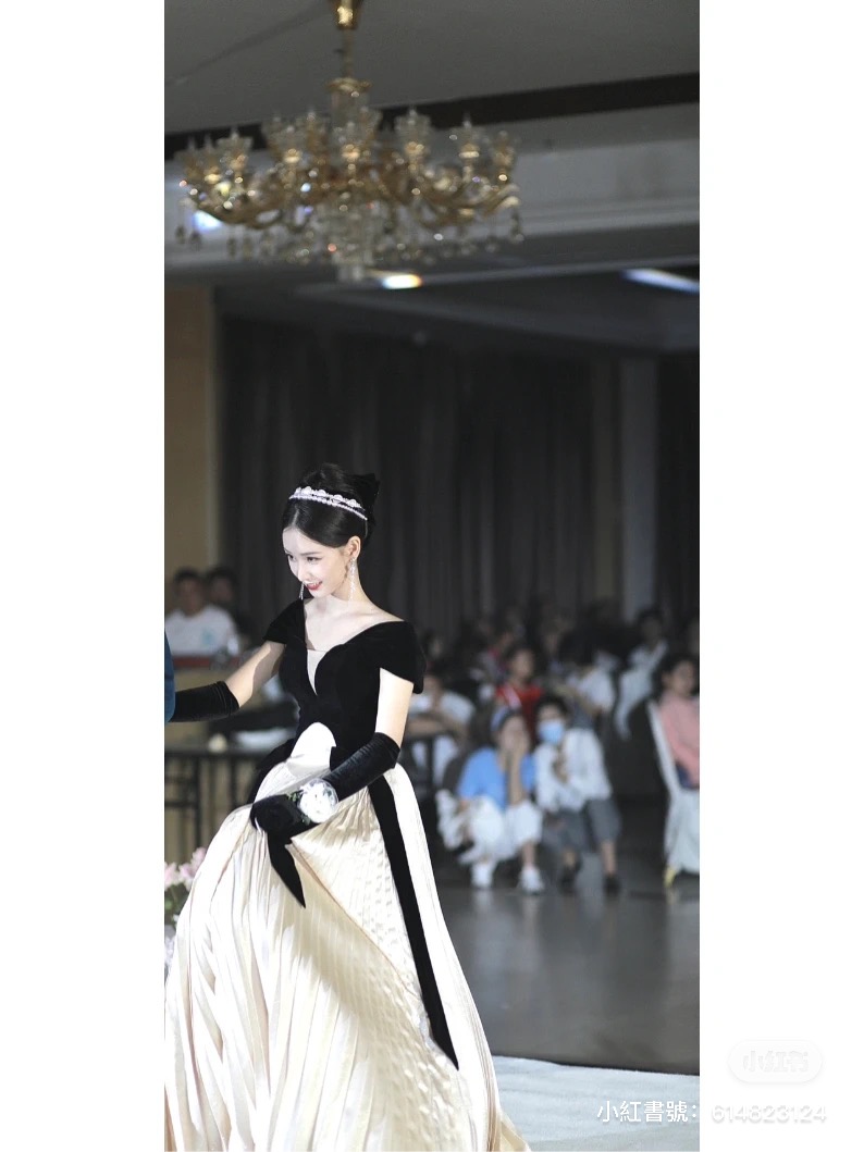美照驚艷256萬人！她曬出「媽媽復古婚紗照」爆紅全網　媽媽50歲近照「不科學凍齡美貌」根本女兒閨蜜
