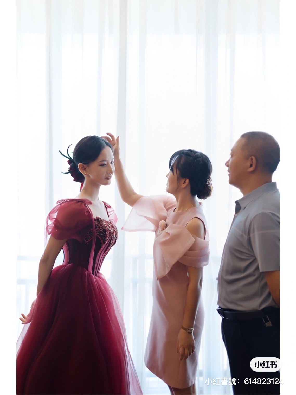 美照驚艷256萬人！她曬出「媽媽復古婚紗照」爆紅全網　媽媽50歲近照「不科學凍齡美貌」根本女兒閨蜜