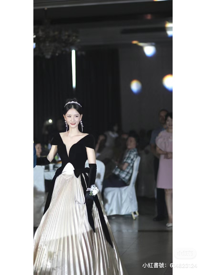 美照驚艷256萬人！她曬出「媽媽復古婚紗照」爆紅全網　媽媽50歲近照「不科學凍齡美貌」根本女兒閨蜜