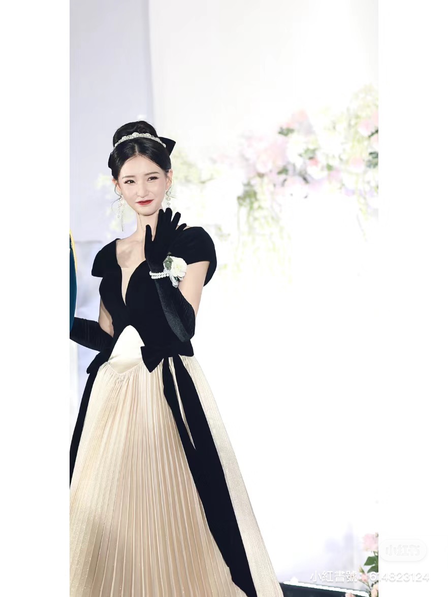 美照驚艷256萬人！她曬出「媽媽復古婚紗照」爆紅全網　媽媽50歲近照「不科學凍齡美貌」根本女兒閨蜜