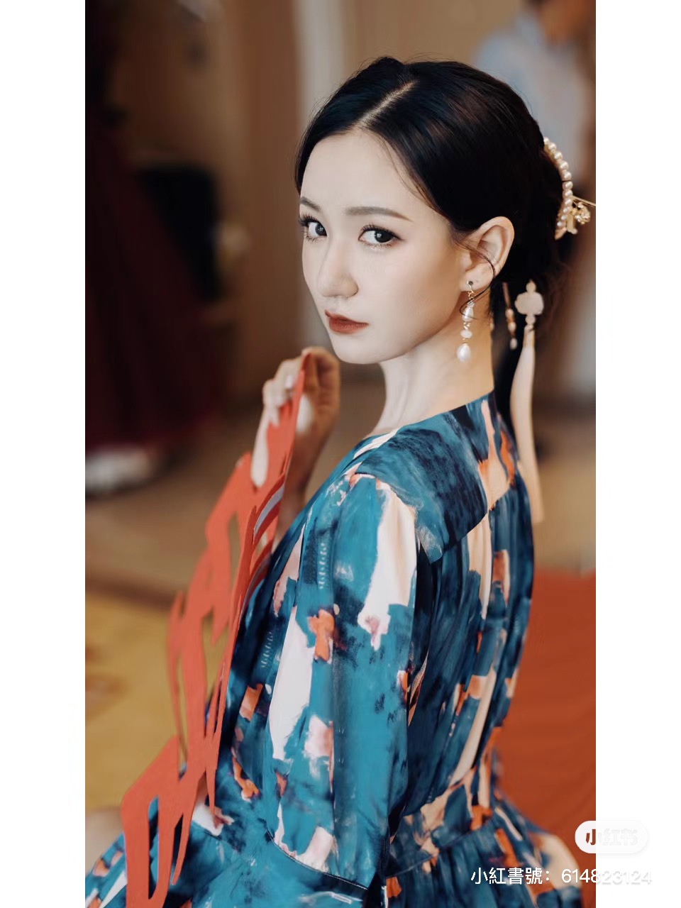 美照驚艷256萬人！她曬出「媽媽復古婚紗照」爆紅全網　媽媽50歲近照「不科學凍齡美貌」根本女兒閨蜜