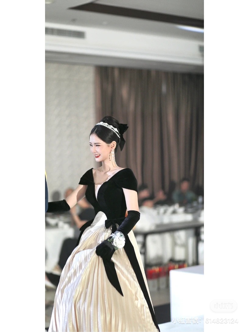 美照驚艷256萬人！她曬出「媽媽復古婚紗照」爆紅全網　媽媽50歲近照「不科學凍齡美貌」根本女兒閨蜜