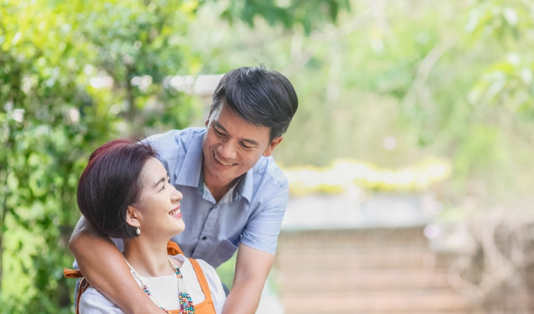 我挺孕肚做16口的家宴！一下倒了3袋鹽　婆婆摔了盤子「老公掀了飯桌」對我大駡