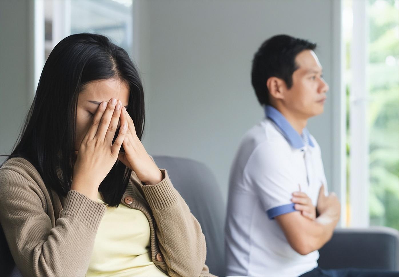 我挺孕肚做16口的家宴！一下倒了3袋鹽　婆婆摔了盤子「老公掀了飯桌」對我大駡