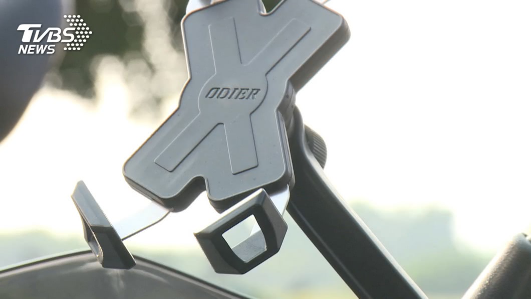 生活智慧王！機車龍頭「驚見夾腳拖」最新功能曝　網笑翻「不會有味道嗎」：其實風險很大