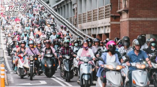 生活智慧王！機車龍頭「驚見夾腳拖」最新功能曝　網笑翻「不會有味道嗎」：其實風險很大