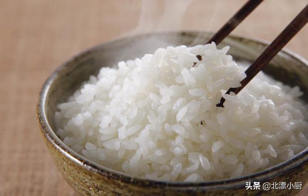 煮米飯不要只加水！會發黏不好吃「多加1味料」米飯香甜　牢記4要點「軟硬適中」顆粒分明