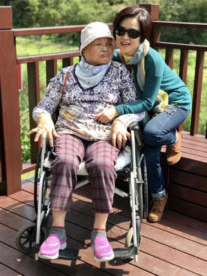 踩到媽媽底線！56歲大咖女主持「被當眾一個耳光」像小孩跟在後面　她淚「很多家庭不能說」吐無奈