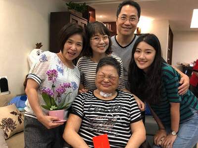 踩到媽媽底線！56歲大咖女主持「被當眾一個耳光」像小孩跟在後面　她淚「很多家庭不能說」吐無奈