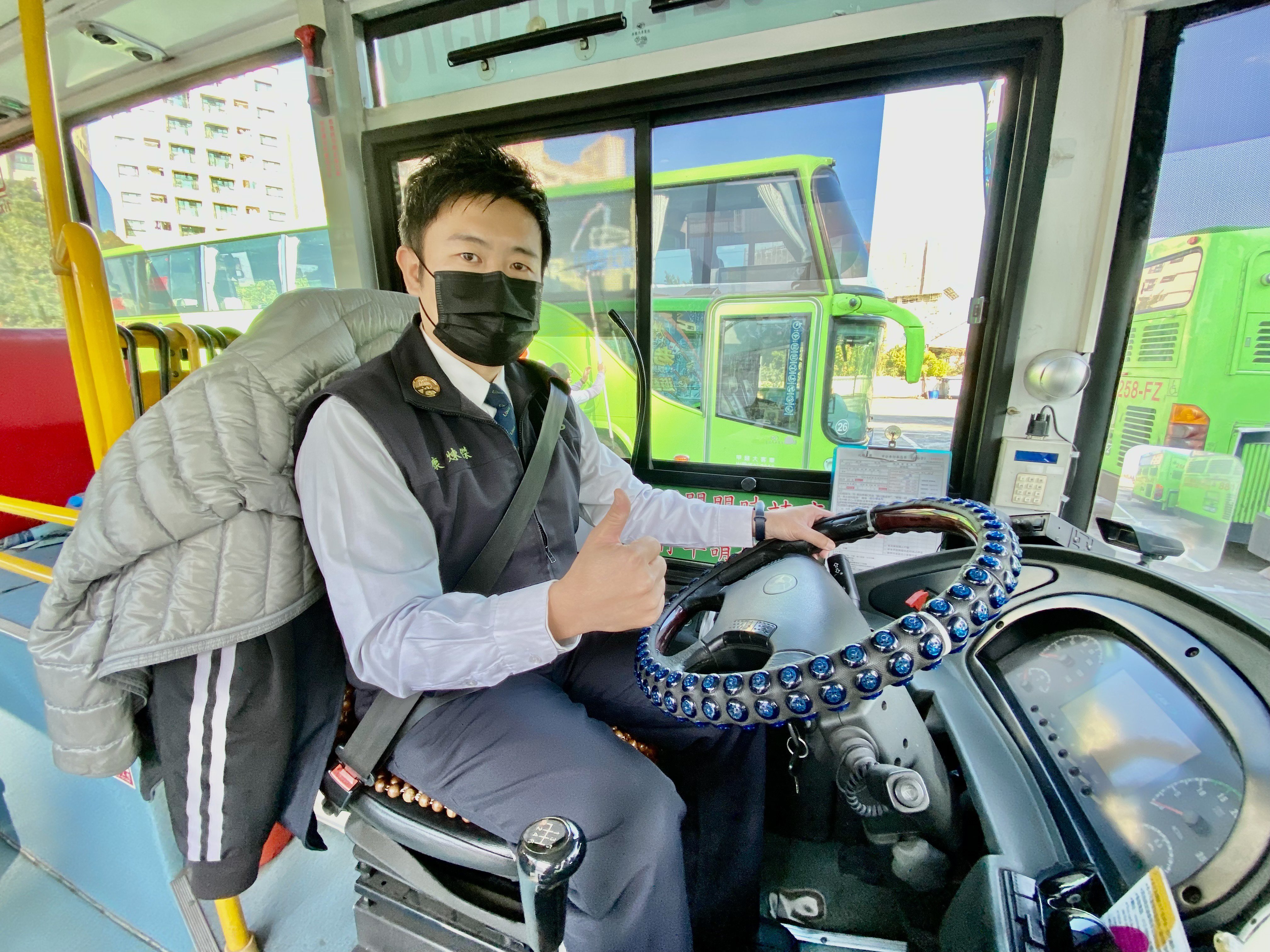 暖心司機六年如一日 親切問候改變學生人生 獲頒金運獎榮耀父親