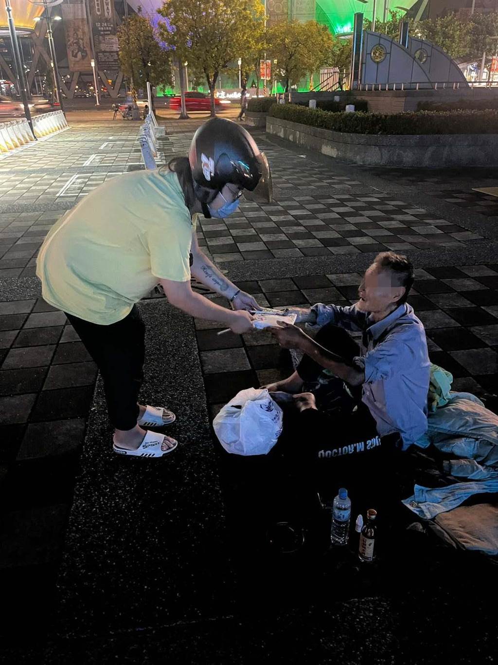 街友爺爺走了！聯絡親屬「卻無人前來認領」　店家不捨出手「頭七當天畫面動人」暖舉感動全網