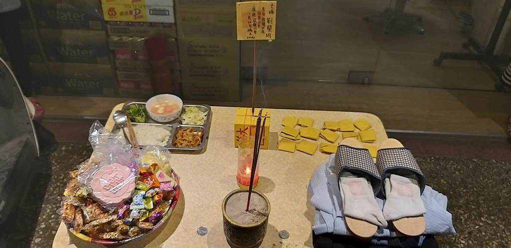 街友爺爺走了！聯絡親屬「卻無人前來認領」　店家不捨出手「頭七當天畫面動人」暖舉感動全網