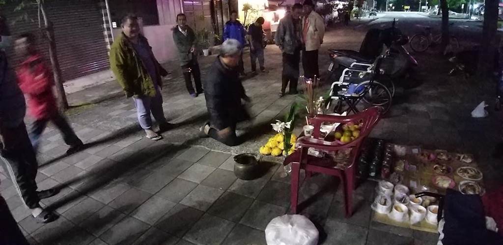 街友爺爺走了！聯絡親屬「卻無人前來認領」　店家不捨出手「頭七當天畫面動人」暖舉感動全網