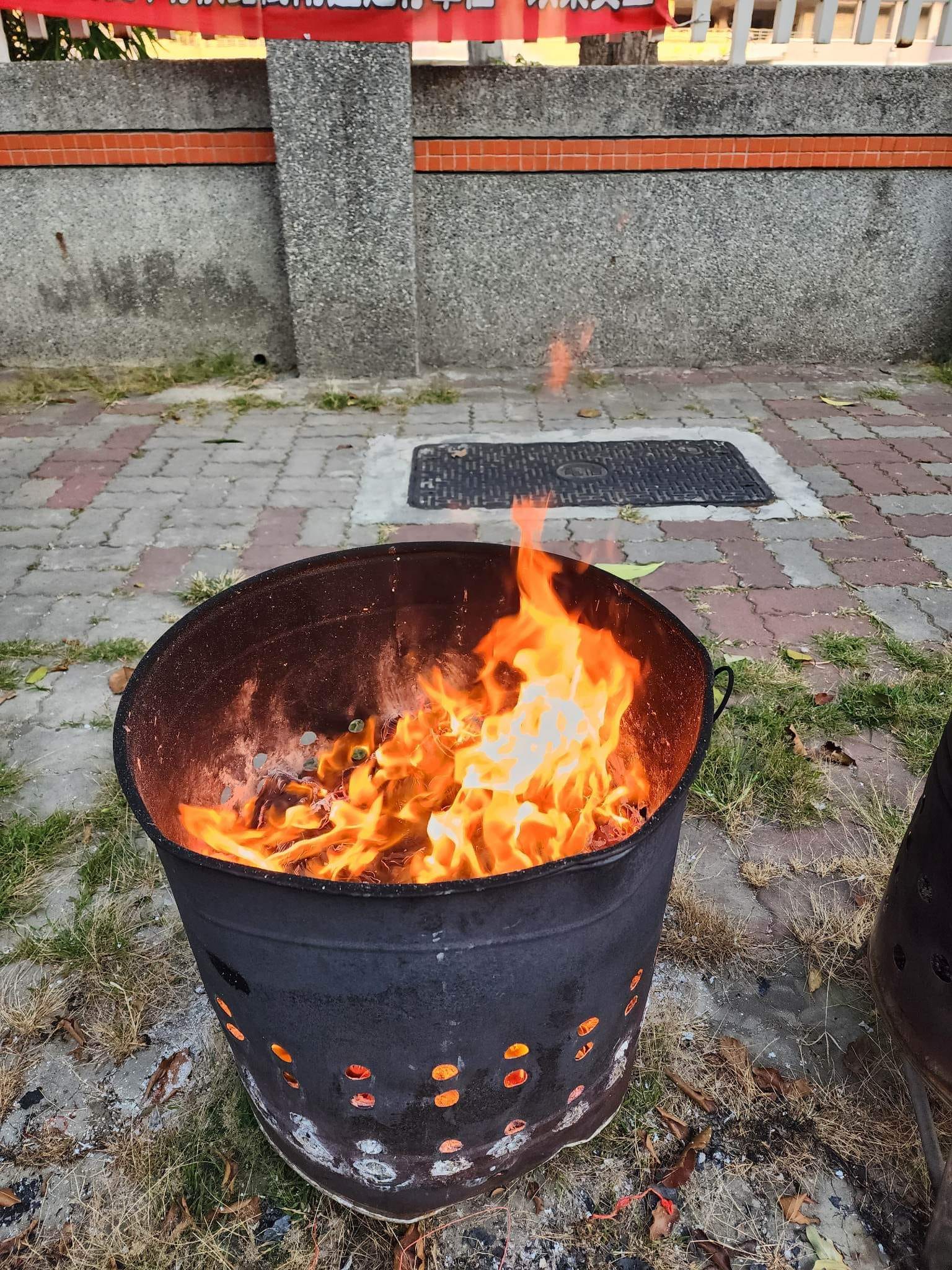 街友爺爺走了！聯絡親屬「卻無人前來認領」　店家不捨出手「頭七當天畫面動人」暖舉感動全網