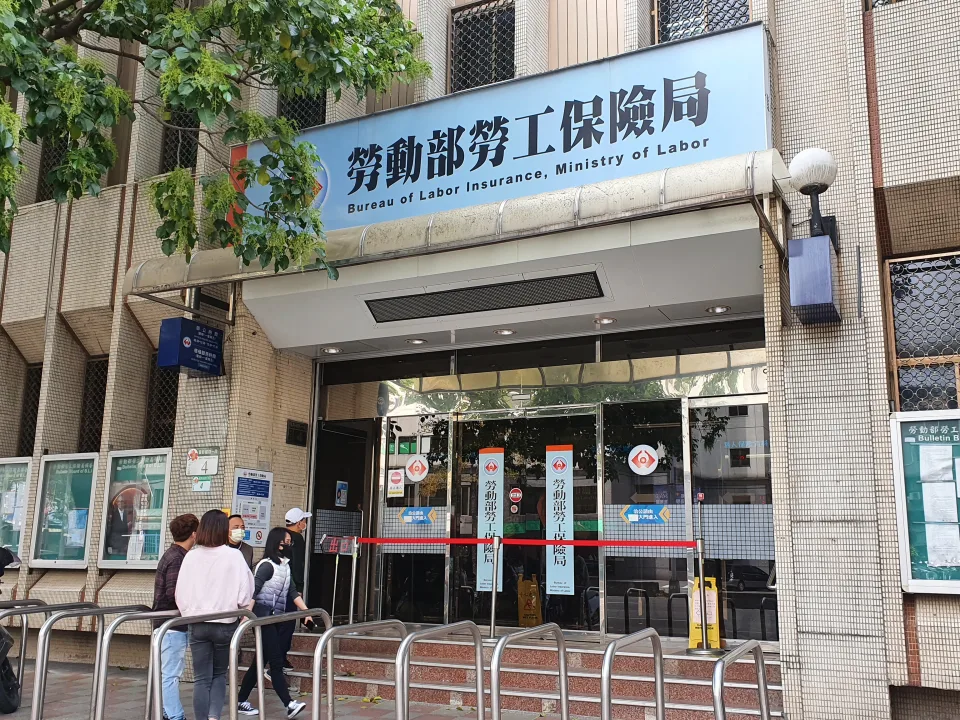 勞保局沒說的祕密！菜市場阿姨「提早5年領勞保」退休金還不打折　善用小撇步「每月爽加薪1萬」