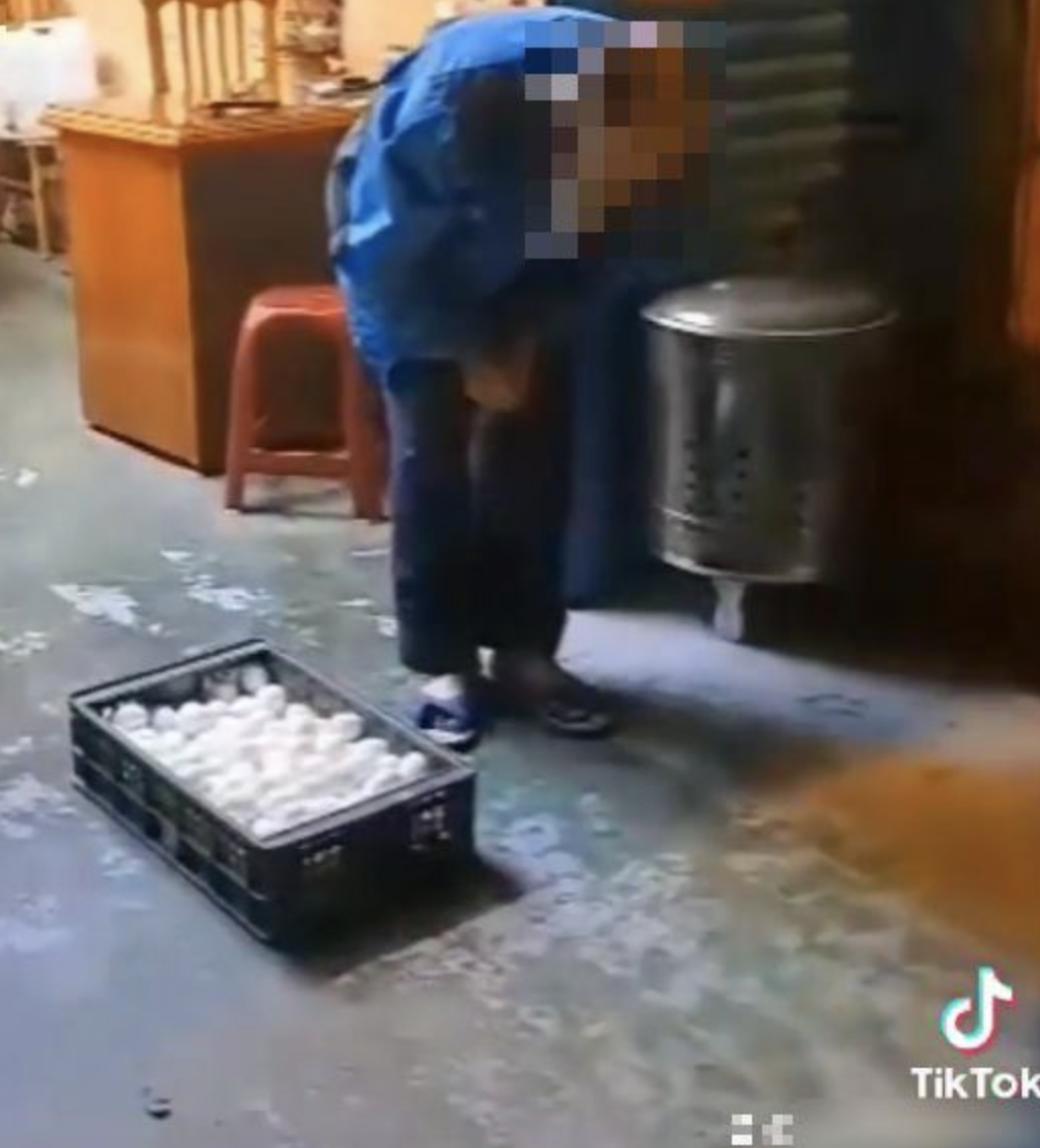 被台中神棍強吻!女信眾撂人洗門風「宮主下跪道歉」對話曝光 事後卻喊冤「是被女方陷害」:我沒伸舌頭