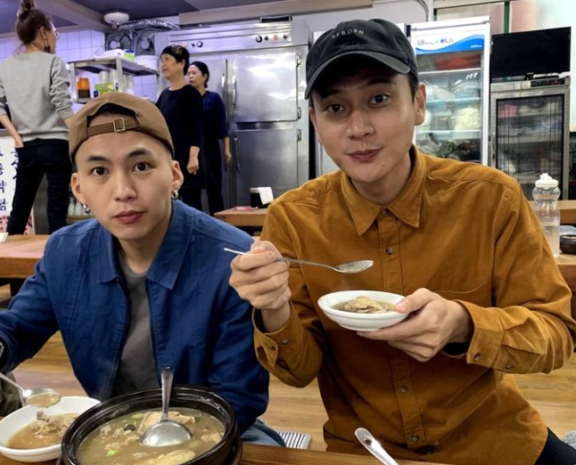 口袋掏出慾火!金鐘男星路邊「伸進褲激情糾纏」混血嫩妹 挑逗狂頂「隔口罩深吻」經紀人回應了