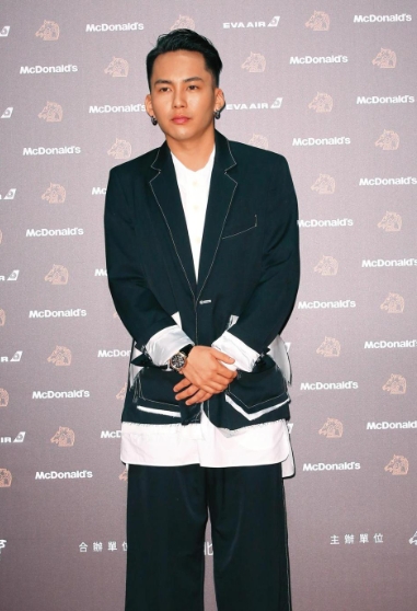 口袋掏出慾火!金鐘男星路邊「伸進褲激情糾纏」混血嫩妹 挑逗狂頂「隔口罩深吻」經紀人回應了