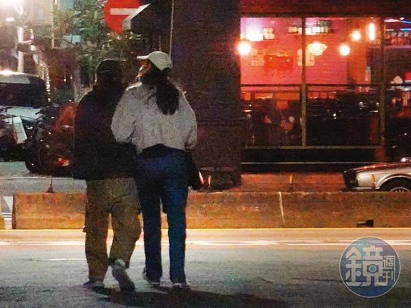 口袋掏出慾火!金鐘男星路邊「伸進褲激情糾纏」混血嫩妹 挑逗狂頂「隔口罩深吻」經紀人回應了