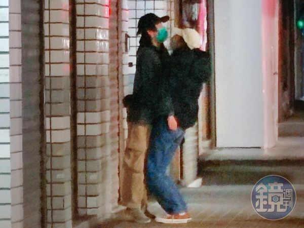 口袋掏出慾火!金鐘男星路邊「伸進褲激情糾纏」混血嫩妹 挑逗狂頂「隔口罩深吻」經紀人回應了