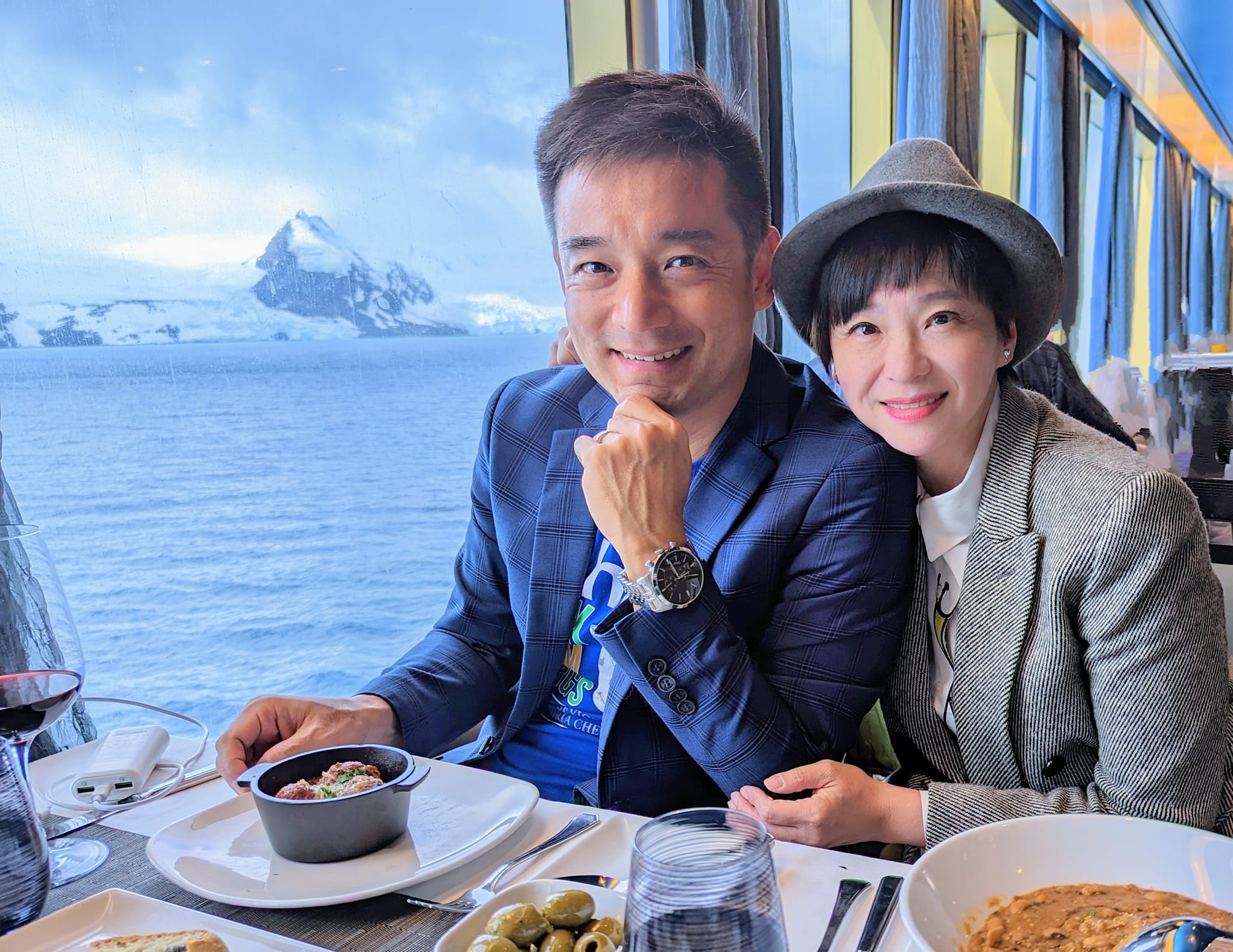 慶祝22周年！岑永康「帶老婆飛南極洲」讚妻3優點　空巢期認失落「不能放開另一半的手」