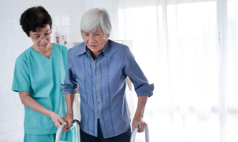 73歲媽媽跌倒後！常躺床上昏睡「也不願走動」怨嘆：我老了沒用了　專家揭「2方法」走出負面情緒