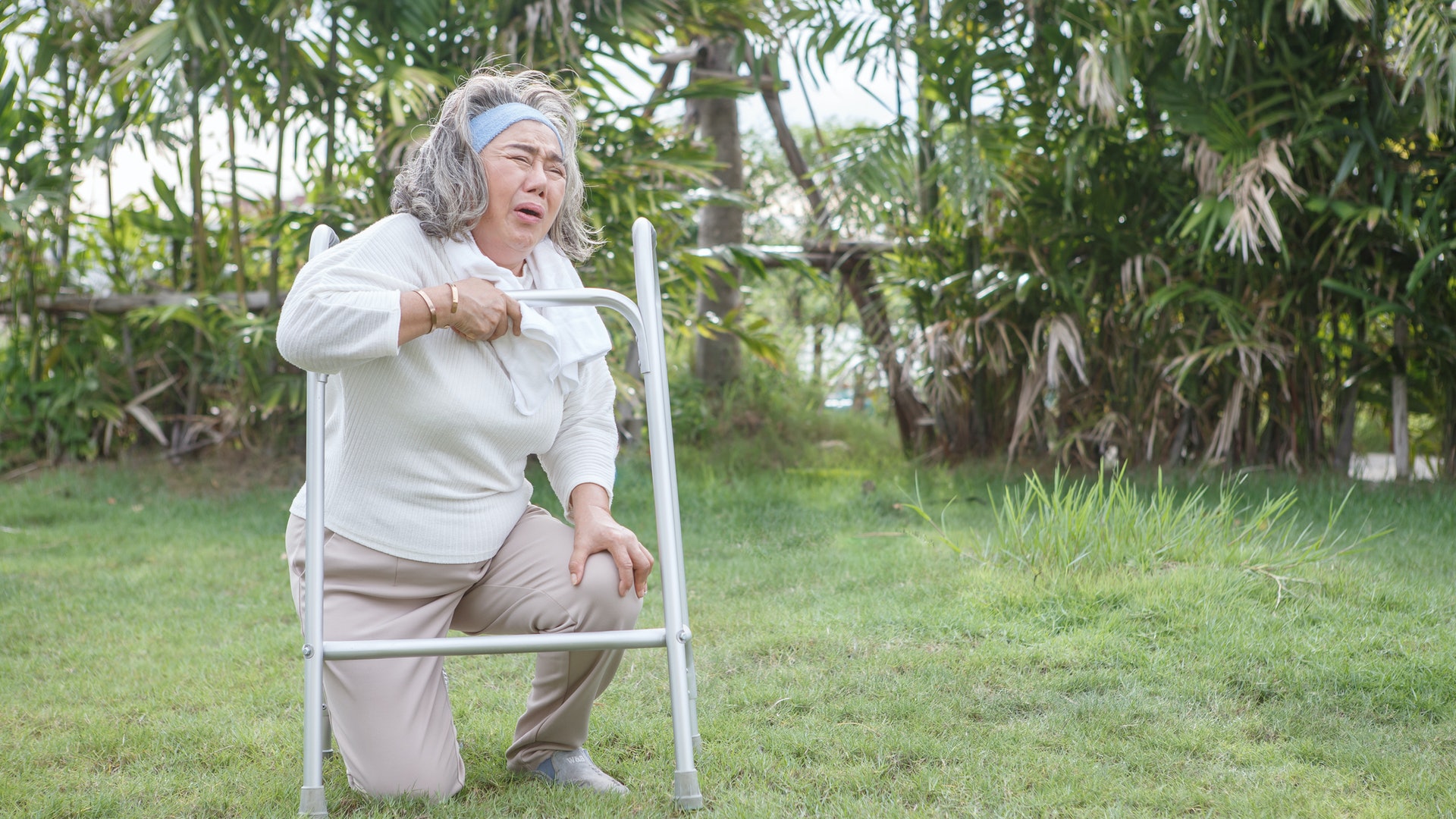 73歲媽媽跌倒後！常躺床上昏睡「也不願走動」怨嘆：我老了沒用了　專家揭「2方法」走出負面情緒