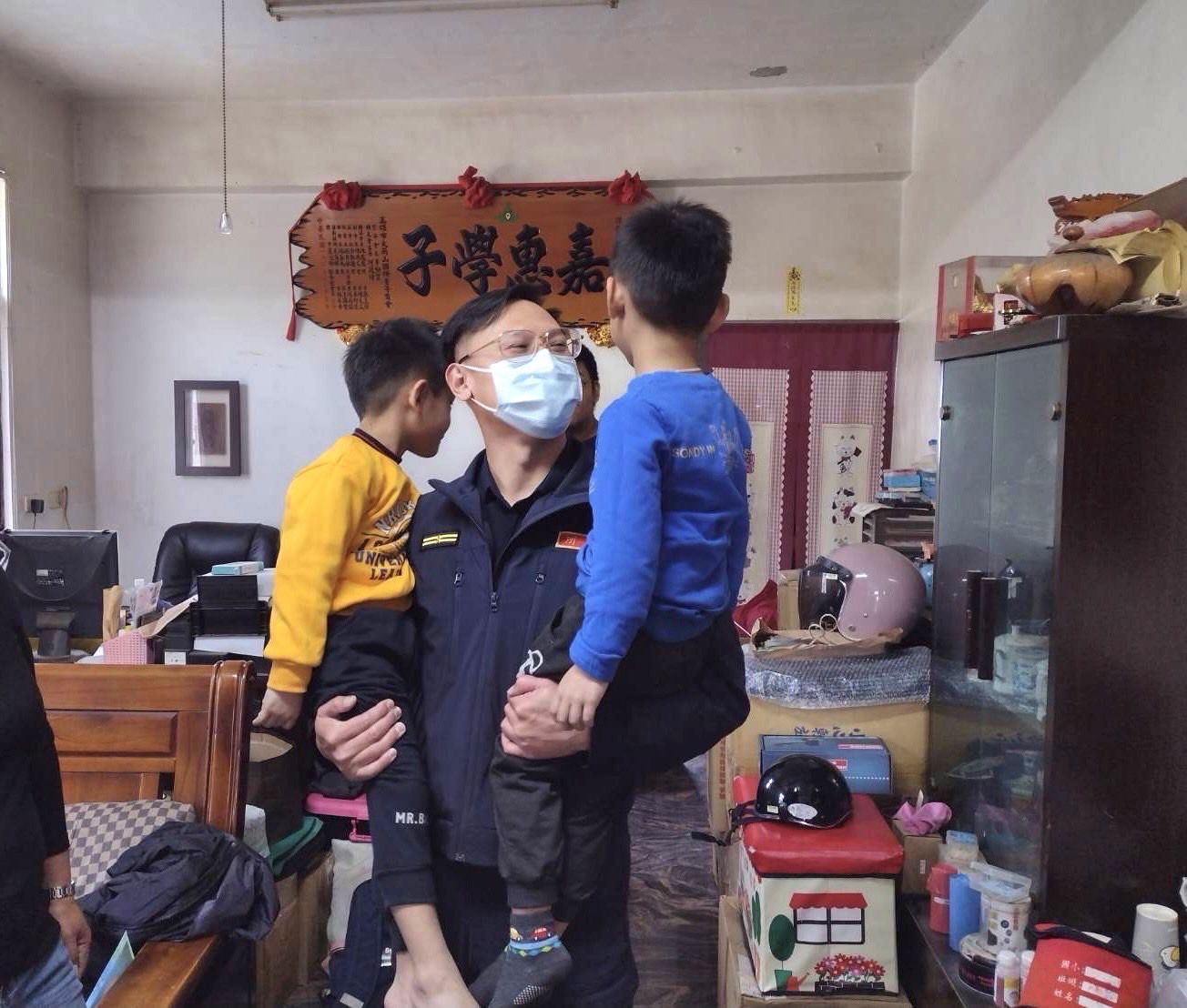 打零工扶養雙胞胎！單親母元旦病逝「獨留6歲兩兄弟」哭喊：媽媽叫不醒　登門一問「已成孤兒」惹鼻酸