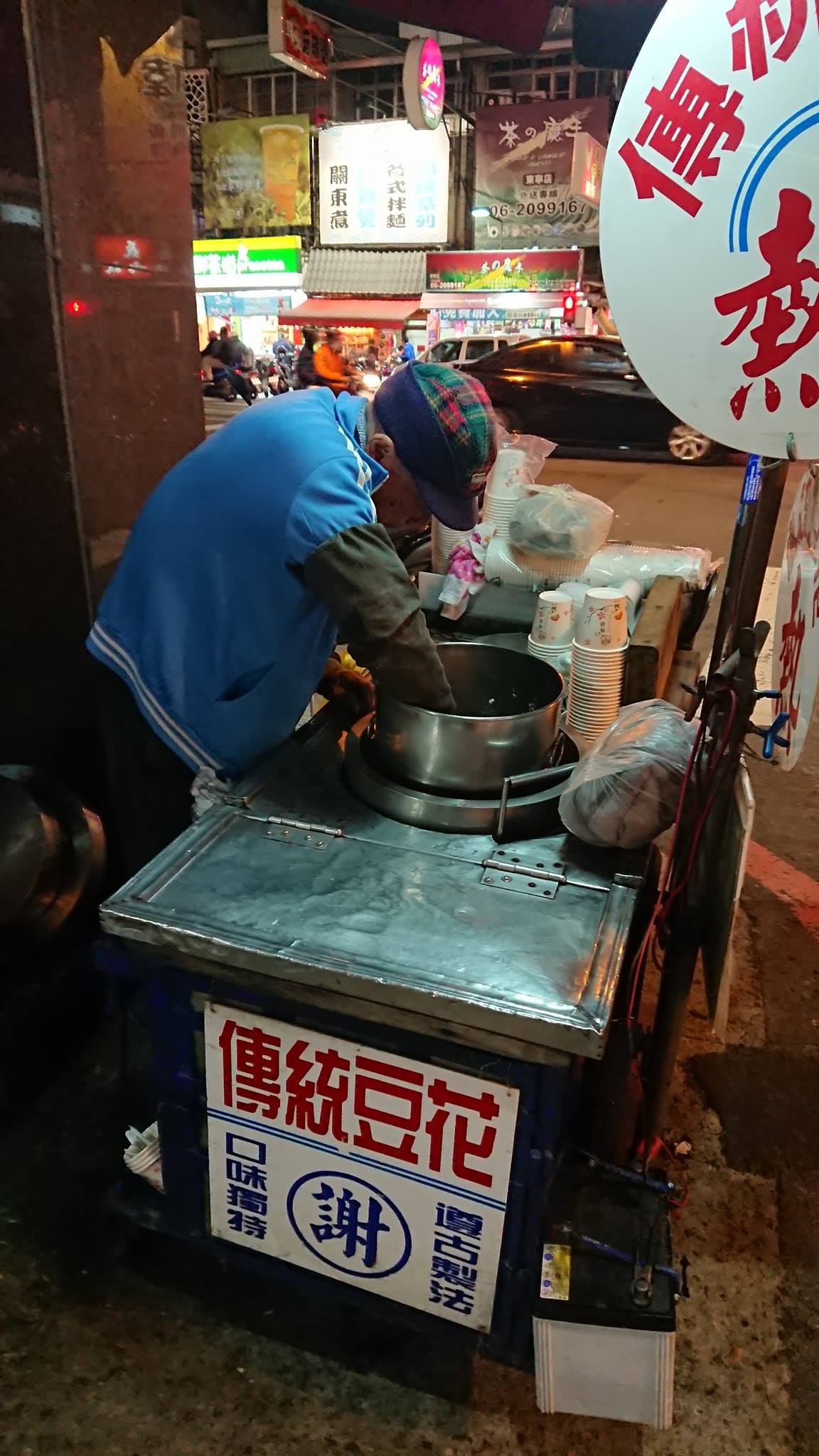 深夜苦撐擺攤！台南豆花伯「沒賣光不敢收」：好累　被起底「阿伯背景超勇」網揪團全買光