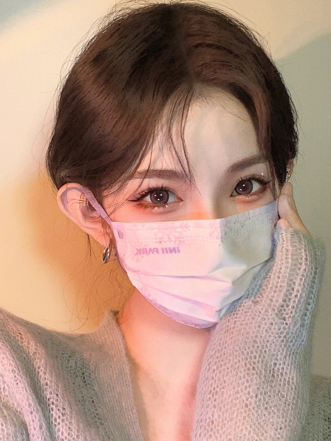 擋不住的神級美貌❤️溫柔系「白皙口罩正妹」眼睛好迷人　口罩下「宛如言情小說女主」正翻天