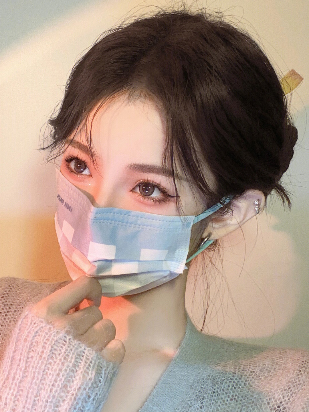 擋不住的神級美貌❤️溫柔系「白皙口罩正妹」眼睛好迷人　口罩下「宛如言情小說女主」正翻天