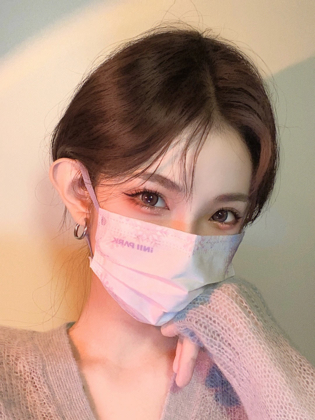 擋不住的神級美貌❤️溫柔系「白皙口罩正妹」眼睛好迷人　口罩下「宛如言情小說女主」正翻天