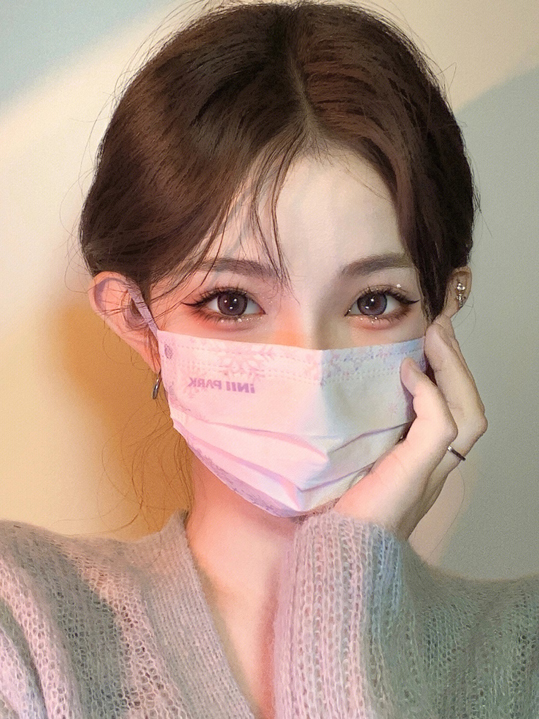 擋不住的神級美貌❤️溫柔系「白皙口罩正妹」眼睛好迷人　口罩下「宛如言情小說女主」正翻天