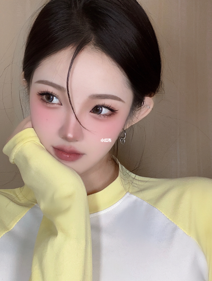 擋不住的神級美貌❤️溫柔系「白皙口罩正妹」眼睛好迷人　口罩下「宛如言情小說女主」正翻天