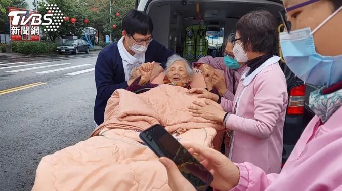 暖心護理師助9旬嬤圓夢 救護車護送回鄉「她虛弱笑比讚」：有歡喜喔～