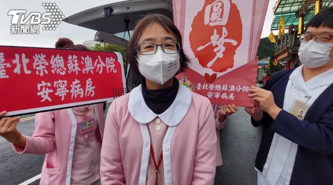 暖心護理師助9旬嬤圓夢 救護車護送回鄉「她虛弱笑比讚」：有歡喜喔～