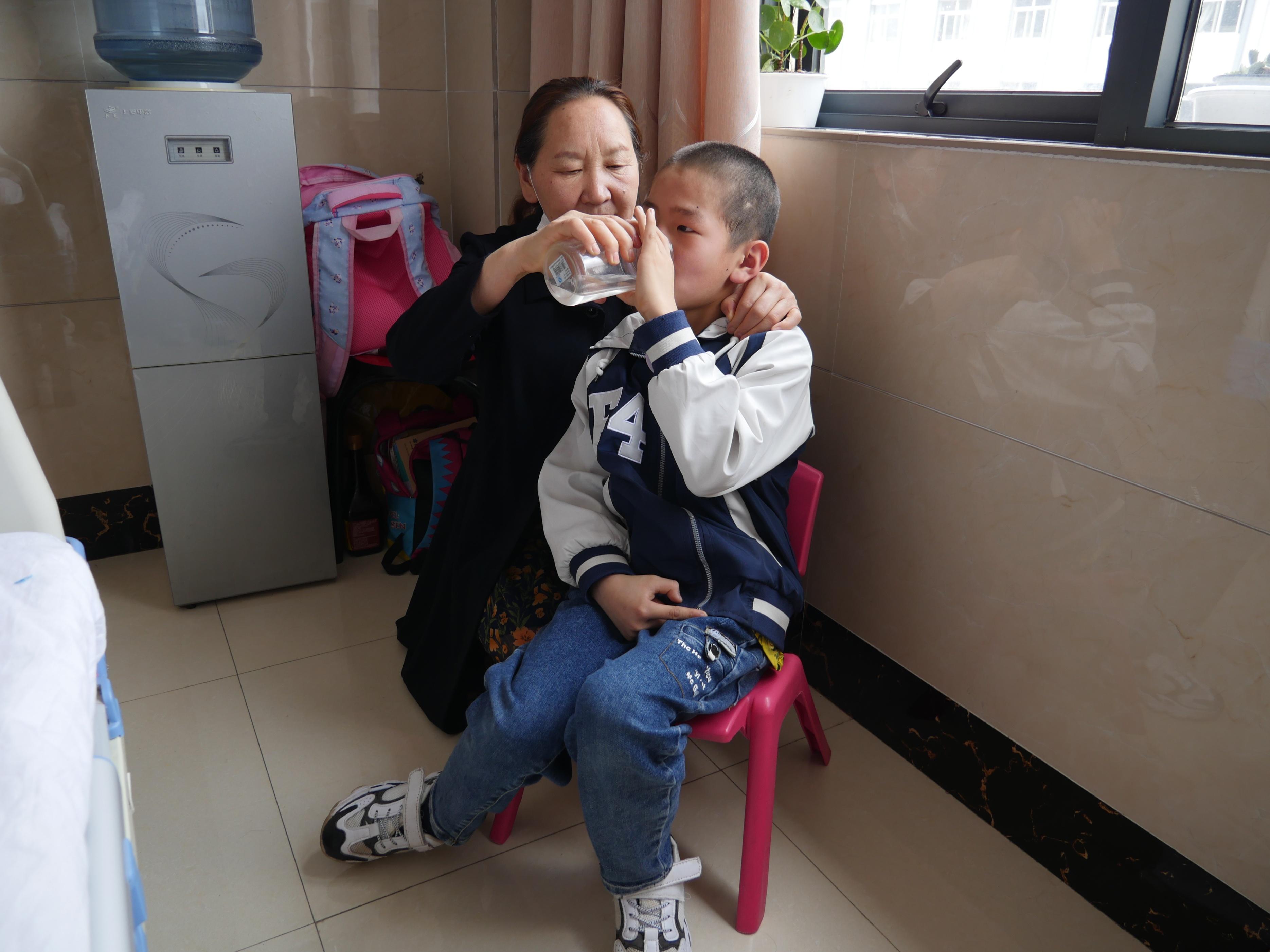 為延續香火！老人給殘疾兒子「娶了正常老婆」　孩子出生「全家傻眼了」：可怎麼活