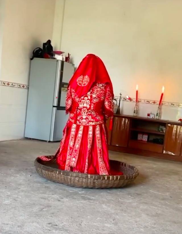 新娘獨坐筐中5小時腳不沾地 婆家稱「等待良辰吉時」引發網友熱議