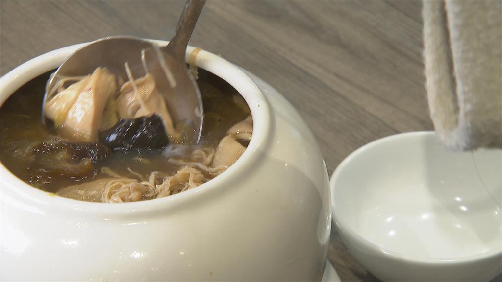 過年不能少！他好奇問「圍爐必吃年菜是啥」不是佛跳牆　大家全點名「它稱霸飯桌」年味滿滿