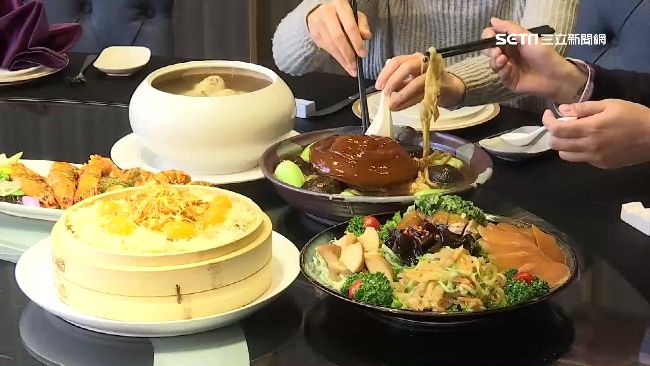 過年不能少！他好奇問「圍爐必吃年菜是啥」不是佛跳牆　大家全點名「它稱霸飯桌」年味滿滿